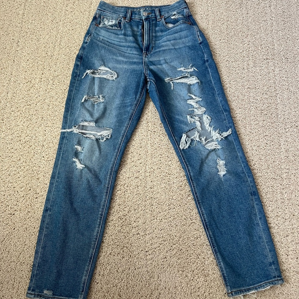 AMERICAN EAGLE size 4R stretchy ripped mom jeans